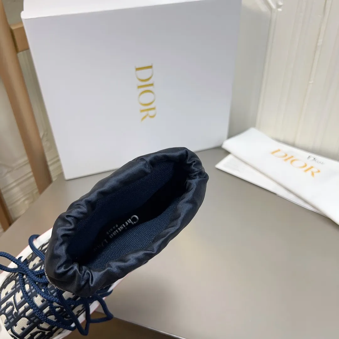 Men's shoes p600! The highest version on the market, Dior Dior's king style snow boots, ski boots, fat and cute, so cute →_→ from the DiorAlps limited series, unique. Shiny nylon Oblique print upper with criss-cross straps for an ideal fit. The technical fabric of the boot shaft, short-cut version, can be worn in the city or in the mountains. It makes the calf slimmer and taller, warm and concave. The boot shaft and sole are made of original waterproof padded lining. The embroidered fabric is original star ⭐ rubber non-slip thick sole and multi-module combination outsole. The size is 35-40. 41Customized